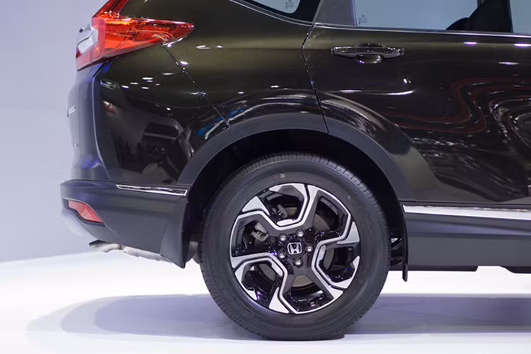 Ngoài ra, Honda CR-V 2017 phiên bản 7 chỗ ngồi cũng có chắn bùn phồng lên, đường viền cửa sổ hất lên ở cột D. Xe được trang bị bộ vành hợp kim 18 inch với 6 chấu hình tua-bin và sơn 2 màu, kết hợp cùng lốp 235/60 R18. Trong khi đó, bản trang bị thấp của Honda CR-V 2017 sẽ chỉ đi kèm bộ vành hợp kim 17 inch và lốp 235/65 R17.