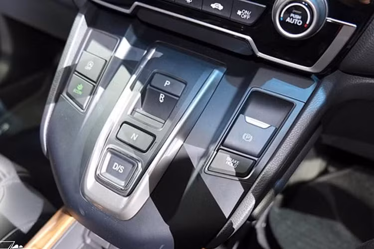 Honda CR-V 7 chỗ tại Việt Nam sẽ có 3 phiên bản nhưng đều được trang bị chung một động cơ tăng áp VTEC Turbo 4 xi lanh dung tích 1.5 lít cho công suất 188 mã lực tại 5.600 vòng/phút và mô-men xoắn cực đại 243 Nm tại 2.000 – 5.000 vòng/phút với hộp số CVT giúp tăng tốc khá nhanh. Xe sẽ có lựa chọn là dẫn động bánh trước (FWD) hoặc dẫn động 4 bánh toàn thời gian.