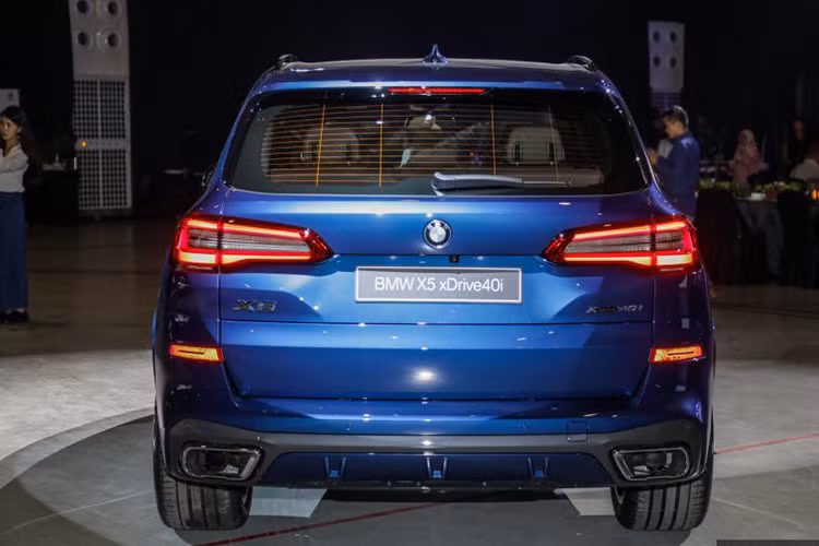 Tương tự cụm đèn pha, đèn hậu cũng được tái thiết kế ấn tượng dạng Led hiện đại. Nhờ sở hữu khung sườn được làm từ hợp kim nhôm, xe nhẹ hơn "người tiền nhiệm" từ 100kg – 150kg (tùy phiên bản).