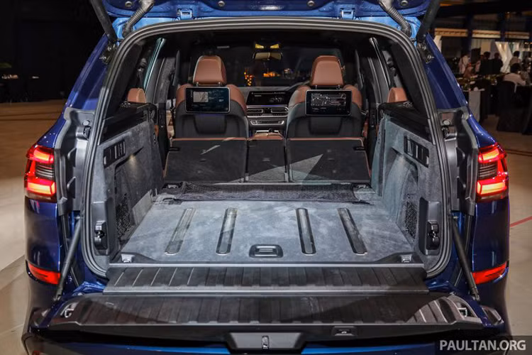 Tương tự thế hệ cũ, X5 mới có nhiều phiên bản động cơ xăng và dầu bao gồm: X5 xDrive40i: I6 3.0L tăng áp 340 mã lực + 620 Nm và X5 xDrive50i: V8 4.4L tăng áp 462 mã lực + 650 Nm. Ngoài ra, hai phiên bản máy dầu X5 M50d và X5 xDrive 30d đều sử dụng động cơ 6 xy-lanh thẳng hàng dung tích 3.0L tăng áp. Hộp số tự động 8 cấp Steptronic và hệ dẫn động 4 bánh xDrive đi cùng với khoá vi sai cầu sau.