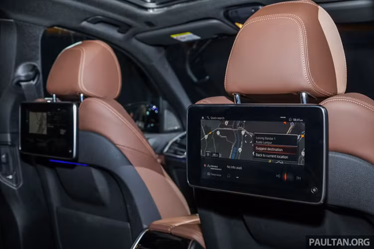 Xe được trang bị hệ thống treo chủ động (Adaptive M Suspension Professional) với giảm xóc chủ động DDC (Dynamic Damper Control). BMW đã mang hệ thống đánh lái bánh sau được sử dụng lần đầu tiên trên dòng 7-Series xuống BMW X5 thế hệ mới (Integral Active Steering). 