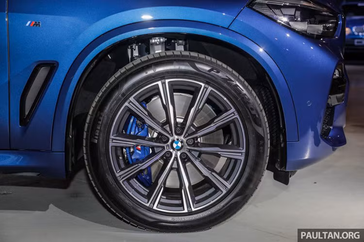 Về tổng thể, chiếc xe thiết kế khoẻ khoắn và năng động hơn với bộ mâm kích cỡ tùy chọn lên đến 22 inch (lớn nhất từ trước đến nay trên X5).