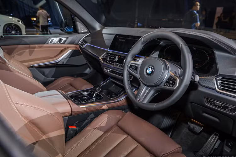 Nội thất X5 mới được thiết kế lại hoàn toàn hiện đại, sang trọng và trang bị nhiều công nghệ như: Màn hình hiển thị kính lái HUD thế hệ mới, hệ thống Live Cockpit Professional - trang bị tiêu chuẩn với 2 màn hình bao gồm: hỗ trợ lái xe và màn hình đa chức năng trung tâm với kích thước 12,3 inch tích hợp hệ thống iDrive ra lệnh giọng nói.