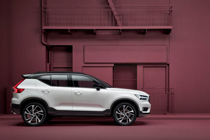 Volvo XC40 phiên bản mới sẽ sở hữu 2 tùy chọn động cơ. Một động cơ diesel 4 xi-lanh 2.0L twin-turbo được trang bị trên bản XC40 D4cho công suất 190 mã lực tại 4.000v/ph và mô-men xoắn cực đại 400Nm tại 1.750-2.500v/ph, kết hợp với hộp số tự động 8 cấp giúp xe tăng tốc 0-100km/h mất 7,9 giây, vận tốc tối đa 210km/h.