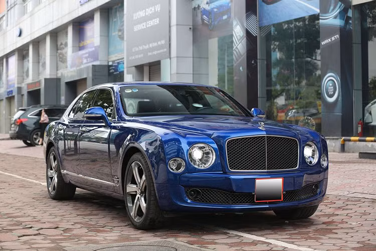 Hiện chiếc giá xe Bentley Mulsanne Speed 2016 trong bài viết này đang được chào bán trên thị trường xe cũ Hà Nội chỉ khoảng hơn 18 tỷ đồng. Đây được xem là mức giá khá "hời" khi mà chủ nhân của nó chỉ mới cho xe lắn bánh khoảng 4000km và các chi tiết nội, ngoại thất vẫn nguyên bản còn như mới. 