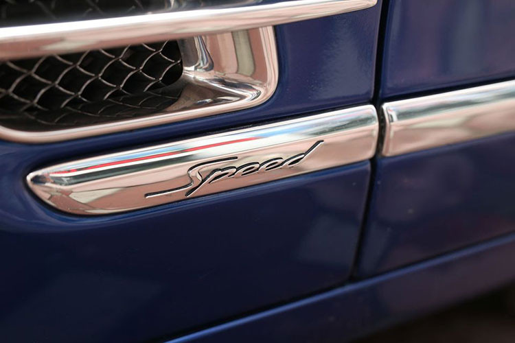 Thân xe còn được ốp những viền chrome tạo vẻ sang trọng, cùng hốc gió nhỏ phía bánh trước với logo “Speed” biểu trưng cho dòng xe siêu sang nhưng vẫn đậm chất thể thao này.