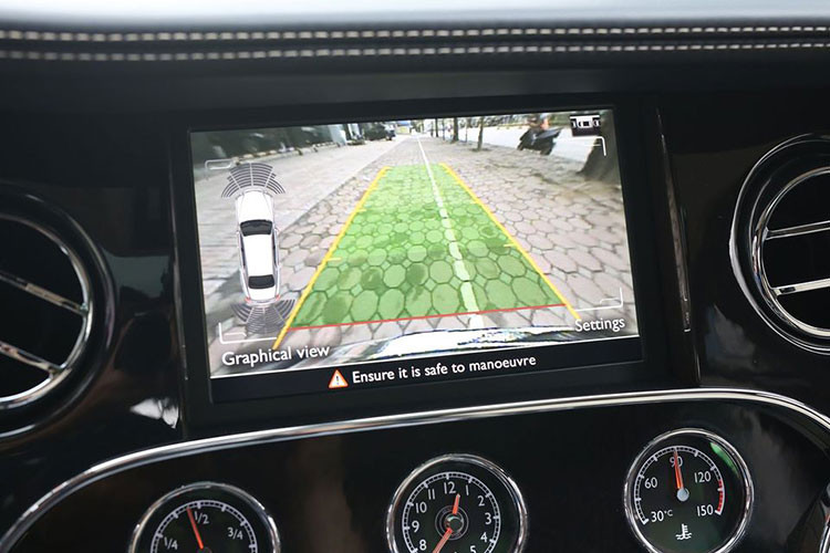 Bảng điều khiển trung tâm ốp gỗ, trang bị màn hình cảm ứng. Ngoài ra, Bentley còn trang bị thêm 3 đồng hồ báo mức nhiên liệu, thời gian, nhiệt độ dung dịch làm mát kiểu dáng tròn cổ điển. Hệ thống giải trí với âm thanh cao cấp 14 loa Naim, công suất 2.200 W. Bên trong xe được gắn một bộ phát wifi, tai nghe Bluetooth...