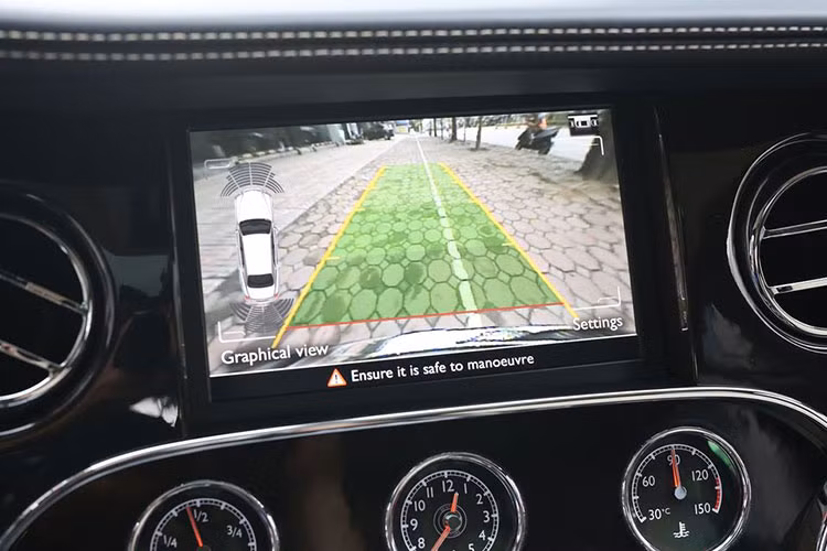 Bảng điều khiển trung tâm ốp gỗ, trang bị màn hình cảm ứng. Ngoài ra, Bentley còn trang bị thêm 3 đồng hồ báo mức nhiên liệu, thời gian, nhiệt độ dung dịch làm mát kiểu dáng tròn cổ điển. Hệ thống giải trí với âm thanh cao cấp 14 loa Naim, công suất 2.200 W. Bên trong xe được gắn một bộ phát wifi, tai nghe Bluetooth...