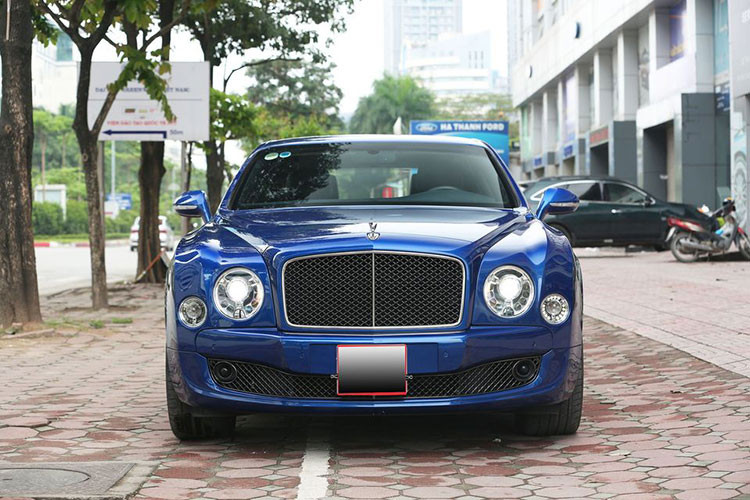 Thiết kế của phần đầu của Mulsanne Speed nổi bật với phần đầu xe là bộ lưới tản nhiệt dạng hình vuông lớn, biểu tượng "Flying B" của hãng xe Bentley đặt chính giữa. Cụm đèn pha lớn mang thiết kế hoài cổ dạng hình tròn cổ điển, viền với các dải đèn bóng LED nhỏ, đèn sương mù dạng gương cầu nằm dưới cản trước.