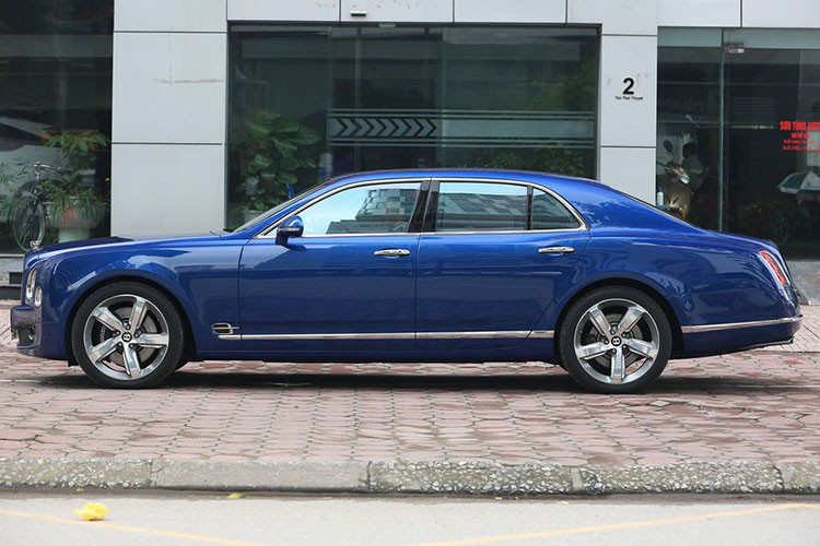 Đây là bản cao cấp nhất của dòng xe siêu sang Bentley Mulsanne Speed, đặc biệt ngoại thất của xe ấn tượng với màu xanh khá đẹp mặt và được cho là không có chiếc thứ hai tại Việt Nam. Xe sở hữu kích thước dài: 5,575 mm, chiều rộng và chiều cao lần lượt là: 2,208 mm và 1,521 mm.