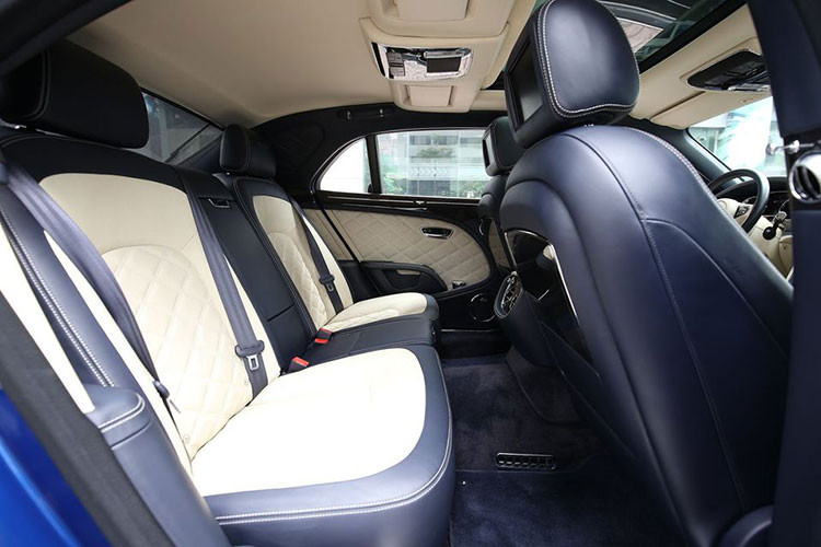 Hàng ghế phía sau với những trang bị đầy đủ các phụ kiện như: tựa đầu ghế có ốp sợi carbon mới xuất hiện trên phiên bản này. Phía trước còn có một bàn làm việc có thể được gập gọn gàng, ngoài ra, còn có 2 máy tính bảng iPad được tích hợp ngay sau tựa ghế trước phục vụ.