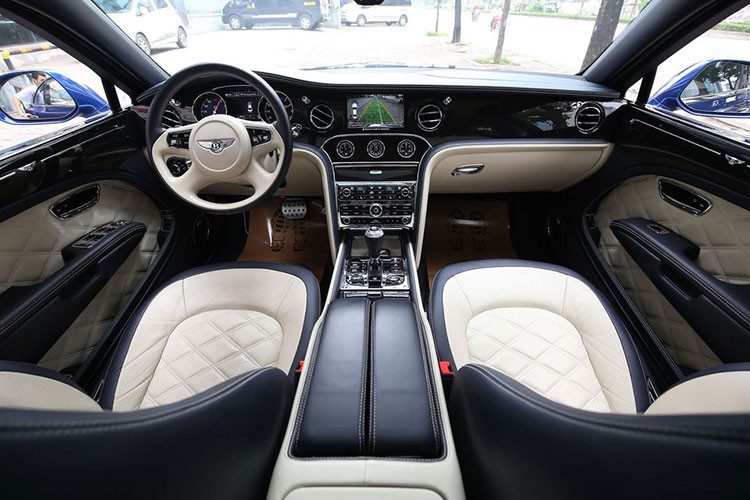 Bên trong nội thất của chiếc Bentley Mulsanne Speed tại Hà Nội này còn được thiết kế với màu sắc khá bắt mắt và được trang bị các chi tiết cao cấp nhất. Các chi tiết da sử dụng trên xe đều là loại da bò đực, ngoài ra, còn có loại gỗ óc chó để đảm bảo sự sang trọng cho một chiếc xe siêu sang.