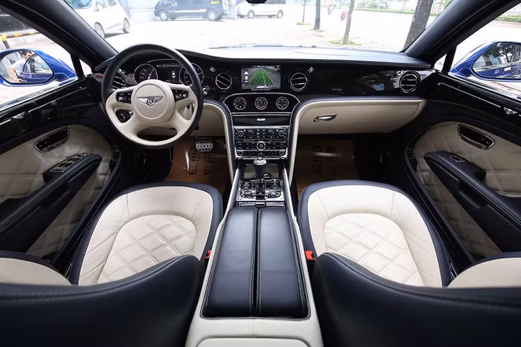 Bên trong nội thất của chiếc Bentley Mulsanne Speed tại Hà Nội này còn được thiết kế với màu sắc khá bắt mắt và được trang bị các chi tiết cao cấp nhất. Các chi tiết da sử dụng trên xe đều là loại da bò đực, ngoài ra, còn có loại gỗ óc chó để đảm bảo sự sang trọng cho một chiếc xe siêu sang.