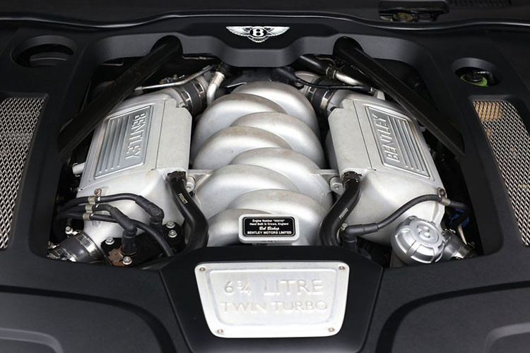 Bentley Mulsanne Speed 2016 được trang bị động cơ V8, tăng áp kép, dung tích 6,75 lít, sản sinh công suất tối đa 530 mã lực và mô-men xoắn cực đại 1.100 Nm. Kết hợp cùng hộp số tự động 8 cấp thể thao và hệ dẫn động cầu sau, chiếc xe siêu sang tăng tốc từ 0 lên 100 km/h trong 4,9 giây trước khi đạt tốc độ tối đa 305 km/h.