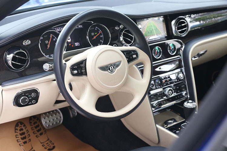 Vô-lăng 4 chấu sang trọng bọc da cao cấp tích hợp thêm các phím chức năng, cùng biểu tượng chữ B đặc trưng của hãng nằm chính giữa. Đồng hồ hiển thị đầy đủ thông số vận tốc, mô men xoắn, lượng tiêu hao nhiên liệu, vận tốc, quãng đường, nhiệt độ,... cùng các tiện ích thời thượng mới nhất được Bentley trang bị.