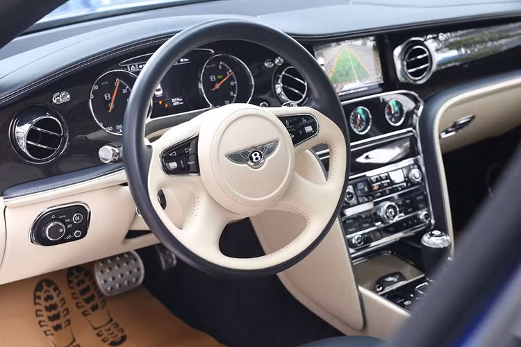 Vô-lăng 4 chấu sang trọng bọc da cao cấp tích hợp thêm các phím chức năng, cùng biểu tượng chữ B đặc trưng của hãng nằm chính giữa. Đồng hồ hiển thị đầy đủ thông số vận tốc, mô men xoắn, lượng tiêu hao nhiên liệu, vận tốc, quãng đường, nhiệt độ,... cùng các tiện ích thời thượng mới nhất được Bentley trang bị.