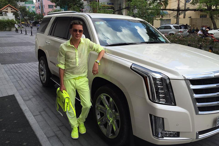 Ngoài những chiếc xe khủng của Đàm Vĩnh Hưng "sánh đôi" tại Việt Nam, anh còn từng chia sẻ đã tậu chiếc MPV hạng sang Toyota Alphard vào tháng 7/2019 qua một công ty nhập khẩu tư nhân.