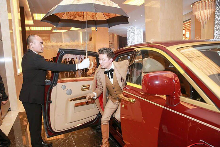 Ngoài các MV thuê hay mướn siêu xe, Đàm Vĩnh Hưng còn từng gây chú ý khi được đưa đón trên chiếc xe siêu sang Rolls-Royce Ghost mạ vàng, thời điểm đó, nhiều người cho rằng Mr.Đàm chơi lớn tậu Ghost có 1 số chi tiết mạ vàng nhưng thực tế đây là 1 thương vụ truyền thông. Lúc đó, chiếc xe siêu sang này thuộc sở hữu của 1 doanh nhân bán xe siêu sang Rolls-Royce chính hãng tại Việt Nam.