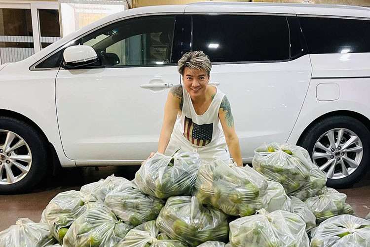 Hiện tại, mẫu xe Kia Sedona là lựa chọn hàng đầu của Đàm Vĩnh Hưng trong công việc cũng như hoạt động của anh tại TP. HCM.