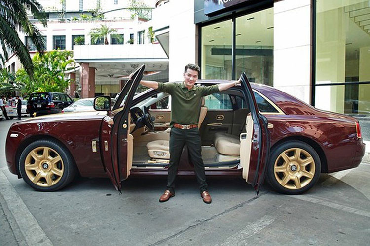 Trước cáo buộc này, Đàm Vĩnh Hưng đã thông tin rộng rãi đến giới truyền thông cũng như cộng đồng mạng khi chia sẻ đoạn video dài 8 phút cho rằng mình không có và muốn cá 1 trận lớn với nữ doanh nhân kia với yêu cầu phải chứng minh đúng số tiền 96 tỷ đồng từ thiện được gửi vào tài khoản cá nhân của mình không được "sai 1 gem", nếu nữ doanh nhân này thua, nam ca sĩ không lấy 50 tỷ đồng như bà đề cập, thay vào đó, phải đưa mình 1 viên kim cương khổng lồ và hàng "xịn".