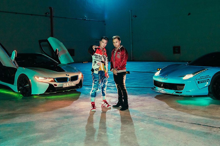 Đến 1 MV khác, Đàm Vĩnh Hưng đã mạnh tay khi thuê chiếc xe thể thao BMW i8 cùng với siêu xe Ferrari 458 Italia độ Liberty Walk rất đình đám lúc bấy giờ. Giá thuê không được tiết lộ nhưng ước tính sẽ không dưới 60 triệu đồng.