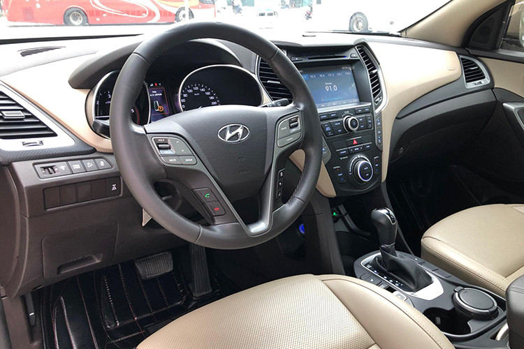 Hyundai SantaFe 2016 có không gian rộng rãi được giữ nguyên bản, xe sở hữu vô lăng 3 chấu thể thao. Ngoài ra các nút điều khiển trên xe cũng được bố trí để người lái có thể dễ dàng thao tác. Hệ thống thông tin giải trí với màn hình DVD 8 inch tích hợp camera lùi cùng bản đồ dẫn đường chính hãng được phát triển dành riêng cho thị trường Việt Nam, hệ thống này cũng có khả năng cập nhật thông qua cổng USB tích hợp.