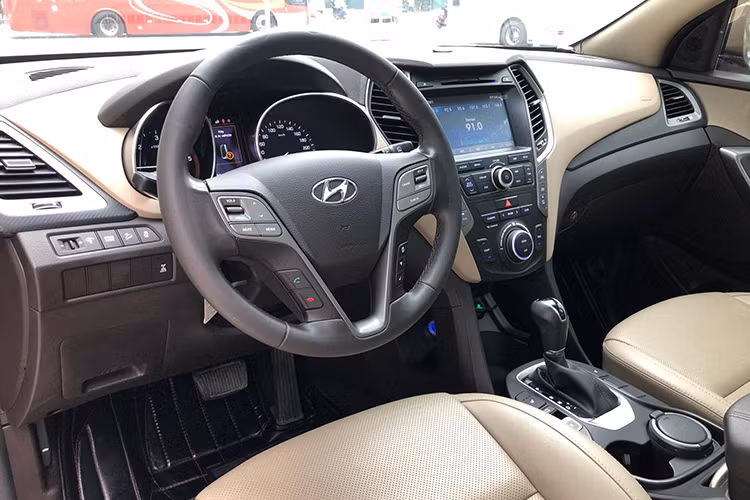 Hyundai SantaFe 2016 có không gian rộng rãi được giữ nguyên bản, xe sở hữu vô lăng 3 chấu thể thao. Ngoài ra các nút điều khiển trên xe cũng được bố trí để người lái có thể dễ dàng thao tác. Hệ thống thông tin giải trí với màn hình DVD 8 inch tích hợp camera lùi cùng bản đồ dẫn đường chính hãng được phát triển dành riêng cho thị trường Việt Nam, hệ thống này cũng có khả năng cập nhật thông qua cổng USB tích hợp.