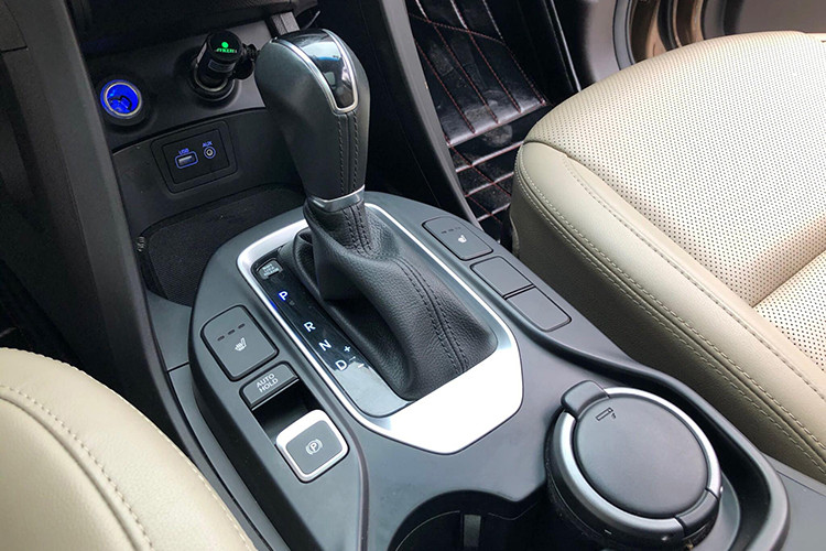 So với phiên bản cũ, động cơ Diesel trên Hyundai SantaFe 2016 được nâng công suất thêm 5 mã lực, mô-men xoắn lớn hơn đạt được ở vòng tua sớm hơn và giữ ở vòng tua cao hơn (1750-2750 rpm), tạo ưu thế khi vượt những địa hình khó ở tốc độ thấp. Xe sở hữu hộp số tự động 6 cấp. Xe được lắp ráp tại nhà máy Hyundai Ninh Bình trên dây chuyền công nghệ được chuyển giao trực tiếp từ Hyundai Hàn Quốc.