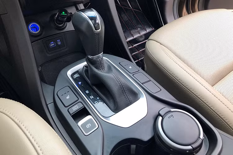 So với phiên bản cũ, động cơ Diesel trên Hyundai SantaFe 2016 được nâng công suất thêm 5 mã lực, mô-men xoắn lớn hơn đạt được ở vòng tua sớm hơn và giữ ở vòng tua cao hơn (1750-2750 rpm), tạo ưu thế khi vượt những địa hình khó ở tốc độ thấp. Xe sở hữu hộp số tự động 6 cấp. Xe được lắp ráp tại nhà máy Hyundai Ninh Bình trên dây chuyền công nghệ được chuyển giao trực tiếp từ Hyundai Hàn Quốc.