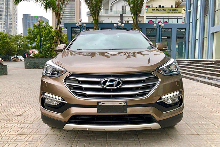 Về ngoại hình, Hyundai SantaFe máy dầu cũ sở hữu thiết kế theo cảm hứng “Storm Edge” (Biên bão) phàn đầu xe với đèn pha xenon projector dạng tròn cùng lưới tản nhiệt hình lục giác đặc trưng mạ chrome hiện đại.