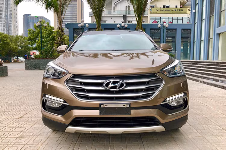 Về ngoại hình, Hyundai SantaFe máy dầu cũ sở hữu thiết kế theo cảm hứng “Storm Edge” (Biên bão) phàn đầu xe với đèn pha xenon projector dạng tròn cùng lưới tản nhiệt hình lục giác đặc trưng mạ chrome hiện đại.