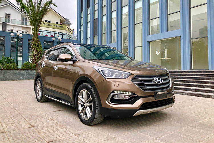 Ở thời điểm ra mắt, giá xe Hyundai SantaFe máy dầu cao cấp có giá lên tới 1,3 tỉ đồng. Hiện tại khách hàng có thể mua lại xe cũ tương tự với giá khoảng 850 triệu đồng hoặc hơn một chút tuỳ vào đời xe và ngoại hình.