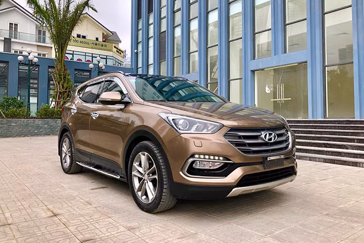 Ở thời điểm ra mắt, giá xe Hyundai SantaFe máy dầu cao cấp có giá lên tới 1,3 tỉ đồng. Hiện tại khách hàng có thể mua lại xe cũ tương tự với giá khoảng 850 triệu đồng hoặc hơn một chút tuỳ vào đời xe và ngoại hình.