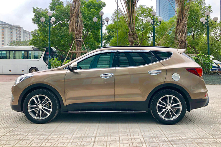 Theo nhiều người sử dụng, Hyundai SantaFe máy dầu có động cơ nổ êm ái, khả năng vận hành ổn, cách âm tốt nên ít thấy ồn, lại rất tiết kiệm nhiên liệu, đó là lý do có ít người muốn đổi xe khác khi đã sử dụng SantaFe. Trong khi đó, phiên bản máy xăng tuy êm ái hơn một chút nhưng bù lại khá hao nhiên liệu.