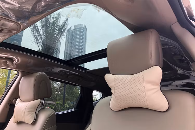 Các trang bị an toàn trên SantaFe thế hệ hiện tại gồm hệ thống chống bó cứng phanh ABS, hỗ trợ phanh khẩn cấp BA, phân bổ lực phanh EBD, kiểm soát lực kéo TCS, chống trượt thân xe VSM,cân bằng điện tử ESC, hỗ trợ khởi hành ngang dốc HAC, hỗ trợ xuống dốc DBC và 6 túi khí trong khoang lái.