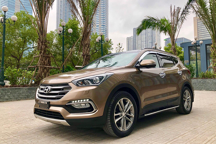 Trong các dòng xe Crossover hiện nay, Hyundai SantaFe được đánh giá là mẫu xe giữ giá tốt, nhất là đối với các phiên bản sử dụng động cơ dầu. Những chiếc Hyundai SantaFe máy dầu cũng ít có người bán lại hơn phiên bản máy xăng được rao bán trên các diễn đàn cùng như sàn xe cũ.