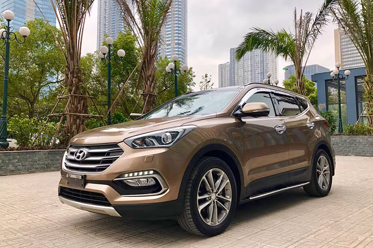 Trong các dòng xe Crossover hiện nay, Hyundai SantaFe được đánh giá là mẫu xe giữ giá tốt, nhất là đối với các phiên bản sử dụng động cơ dầu. Những chiếc Hyundai SantaFe máy dầu cũng ít có người bán lại hơn phiên bản máy xăng được rao bán trên các diễn đàn cùng như sàn xe cũ.