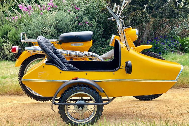 Bản độ Honda Super Cub CT90 Trail đời cũ này thu hút khá nhiều người xem bởi nó hướng đến đúng phong cách Sidecar có thêm vị trí ngồi thứ 3, khá thú vị khi thuyền xe được thiết kế rất tỉ mỉ trong từng chi tiết, lắp thêm kính chắn gió trước siêu ngầu.