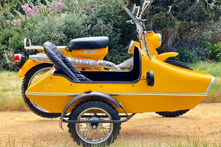 Bản độ Honda Super Cub CT90 Trail đời cũ này thu hút khá nhiều người xem bởi nó hướng đến đúng phong cách Sidecar có thêm vị trí ngồi thứ 3, khá thú vị khi thuyền xe được thiết kế rất tỉ mỉ trong từng chi tiết, lắp thêm kính chắn gió trước siêu ngầu.