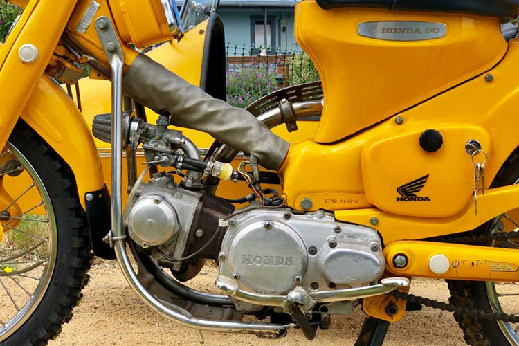 Xe sở hữu động cơ SOHC 1 xi-lanh làm mát bằng gió truyền thống, nhưng có dung tích nâng lên thành 90cc. Động cơ đem tới cho chiếc xe công suất lớn hơn so với chiếc xe C70 đời 82, "đàn em" của chiếc xe này.