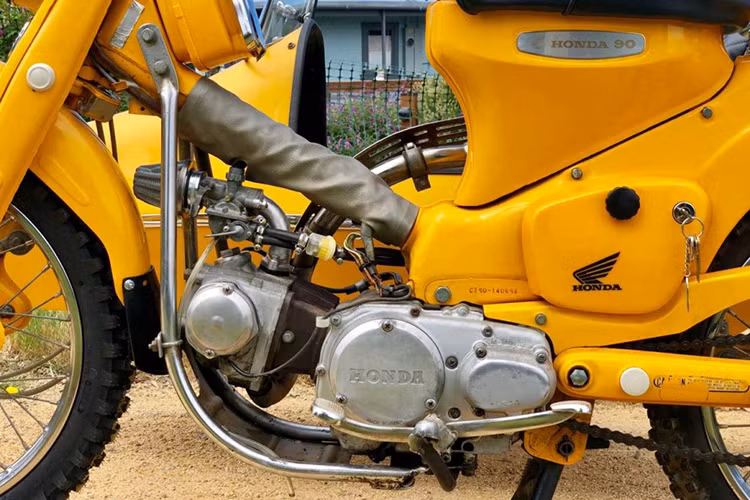 Xe sở hữu động cơ SOHC 1 xi-lanh làm mát bằng gió truyền thống, nhưng có dung tích nâng lên thành 90cc. Động cơ đem tới cho chiếc xe công suất lớn hơn so với chiếc xe C70 đời 82, "đàn em" của chiếc xe này.