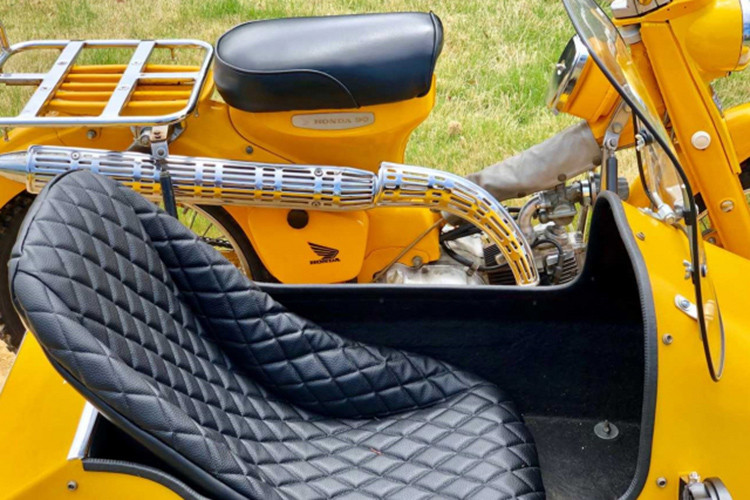 Vị trí chỗ ngồi thứ 3 trên thuyền xe, nhìn bên cạnh thuyền ta sẽ thấy ống xả CT90 Trail gác lên theo phong cách các mẫu xe Scrambler.