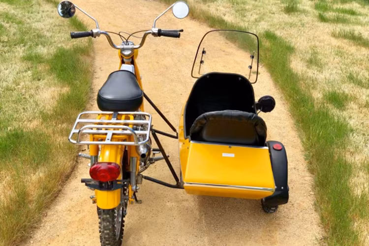 Tuy nhiên để có thể kéo được thêm trọng lượng của thuyền cùng với 3 chiếc lốp bản gai, khối động cơ nguyên bản 90cc của chiếc Honda Super Cub CT90 Trai này sẽ khó làm được điều đó một cách nhanh chóng. Chính vì vậy, nó đã được chủ nhân làm lại máy và thêm một số "đồ chơi".