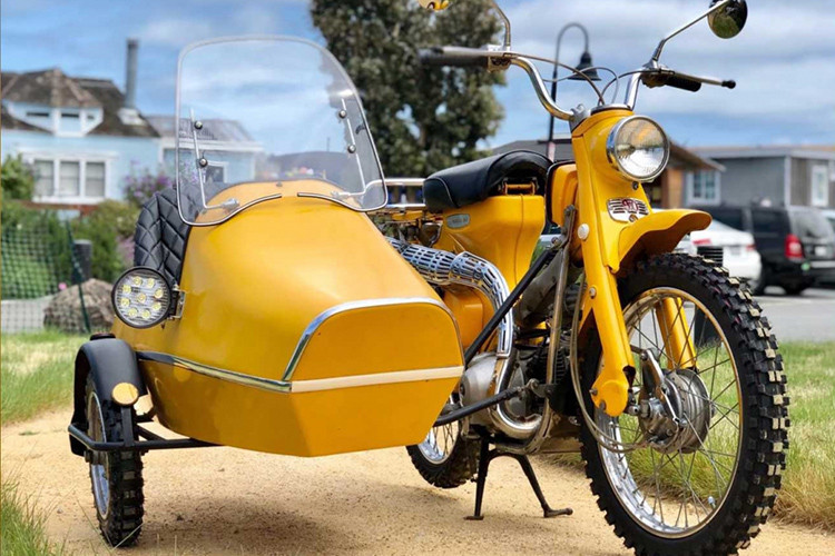 Nếu nhìn lướt qua chiếc xe 3 bánh trong bài viết này lại là phiên bản Honda Super Cub độ Sidecar, chắc chắn nhiều người yêu xe máy phải ngạc nhiên. Bởi chủ yếu những người chơi xe thường chọn "độ thuyền" cho những chiếc môtô phân khối lớn như Ural hay Harley-Davidson... chứ không chọn một chiếc Honda Super Cub 90.