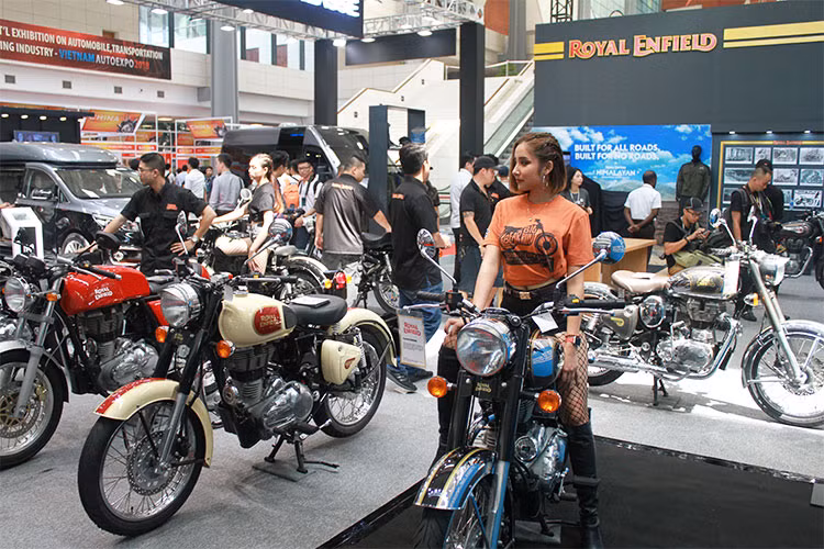 Đối với thương hiệu môtô phân khối lớn Royal Enfield của Ấn Độ, nhà phân phối đưa về Việt Nam mẫu adventure cỡ nhỏ - Himalayan, nhưng hiện vẫn giữ kín giá bán. Cùng với đó là các mẫu xe classic giá rẻ khoảng từ hơn 100 triệu đồng cũng đã gây sức hút mạnh mẽ với khách tham quan.