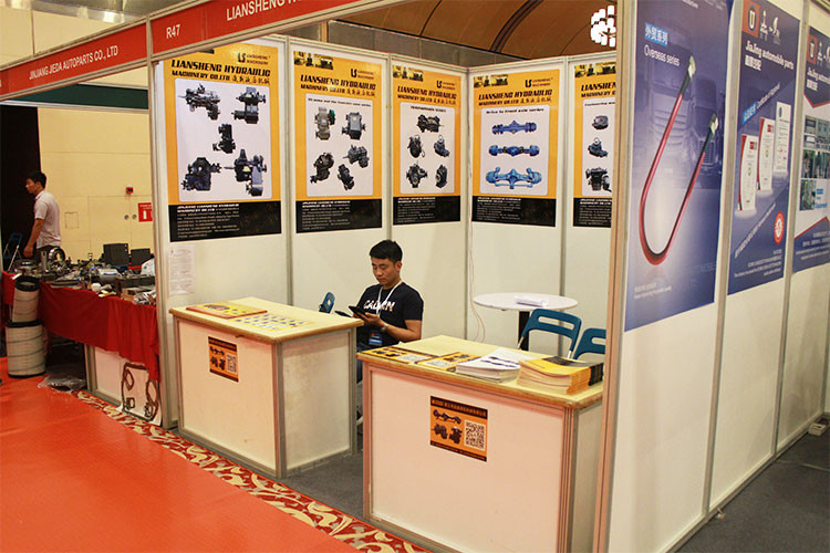 Theo quan sát của PV thì các gian hàng được tổ chức lại Trung tâm Hội nghị Quốc gia không được bố trí chặt chẽ, bài bản, hệ thống biển báo chưa được sắp xếp đầy đủ khiến nhiều khách tham quan không nắm được toàn bộ không gian triển lãm, dễ bỏ qua nhiều khu vực gian hàng.