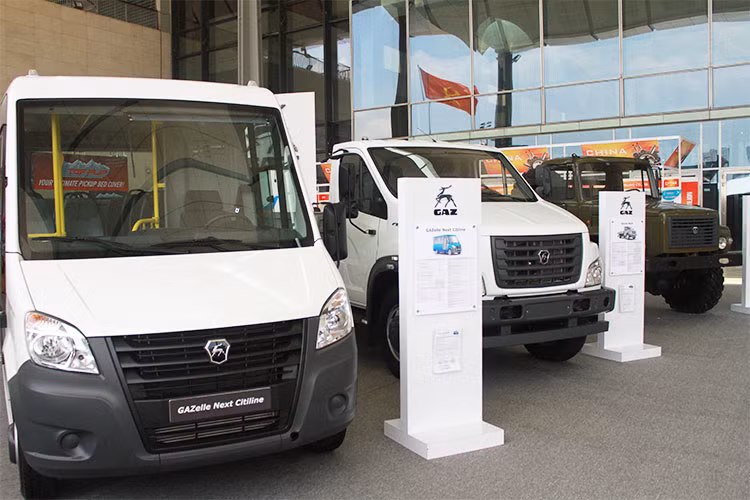 Bất ngờ nhất là thương hiệu Gaz không hẹn trước đã đem đến Vietnam AutoExpo 2018 những mẫu xe thương mại mới nhất của mình, đó là dòng tải cabin đơn GAZelle NEXT, xe buýt 17 chỗ ngồi GAZelle NEXT Citiline, xe tải bốc dỡ bên hông GAZelle Business 4x4, hai mẫu xe tải hạng trung GAZon NEXT và Sadko 4x4 khá bắt mắt.