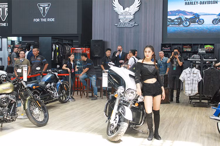 Harley-Davidson đem tới gian trưng bày 9 mẫu xe mới nổi bật, đại diện cho các dòng xe mới năm 2018. Riêng ba mẫu xe Street Glide® Special, Heritage Classic® và Forty-Eight® Anniversary có một không gian thể hiện riêng. Bên cạnh đó không thể thiếu là khu vực trưng bày Quần áo – phụ kiện thời trang của thương hiệu môtô đình đám này.