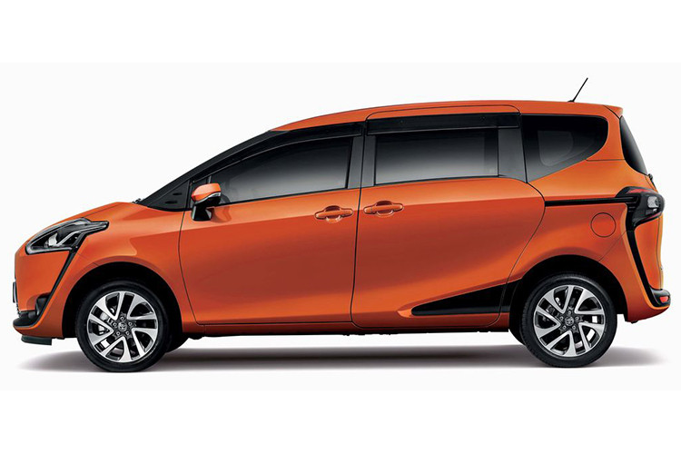 Xét về diện mạo, Toyota Sienta bản nâng cấp mới sở hữu thiết kế khá mềm mại, uyển chuyển. Phần đầu xe với lưới tản nhiệt hình thang bo tròn các góc, đính kèm logo thương hiệu Toyota. Đèn sương mù dạng tròn nằm ở hai bên. Cụm đèn pha tính hợp dải đèn LED chiếu sáng ban ngày. Mâm xe hợp kim 16 inch 5 chấu kép.