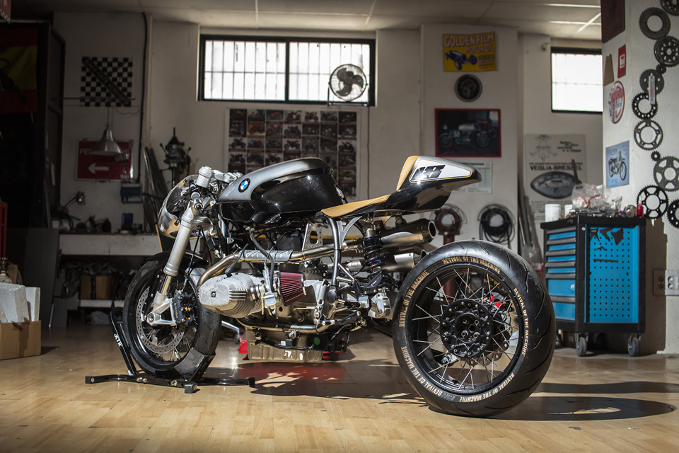 Kế hoạch ban đầu là làm cho chiếc xe chạy nhanh hơn và dễ điều khiển hơn. Do đó, một số chi tiết cơ khí được giữ nguyên bản, nhưng thùng nhiên liệu và yên được thay thế.